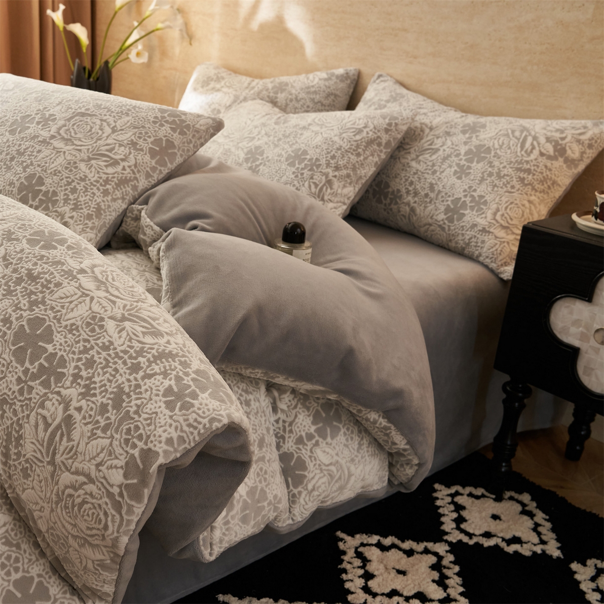 91家纺网 家纺一手货源 找家纺 金鹰 2025新款雕花烂花牛奶绒四件套 玫瑰恋情