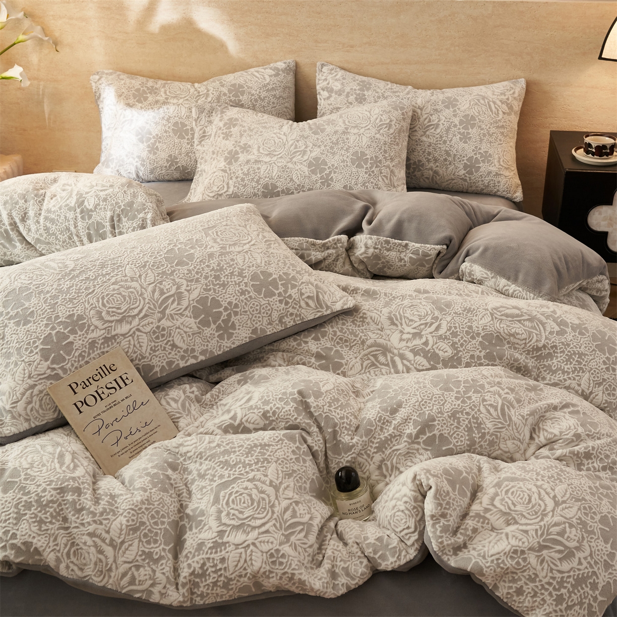 91家纺网 家纺一手货源 找家纺 金鹰 2025新款雕花烂花牛奶绒四件套 玫瑰恋情