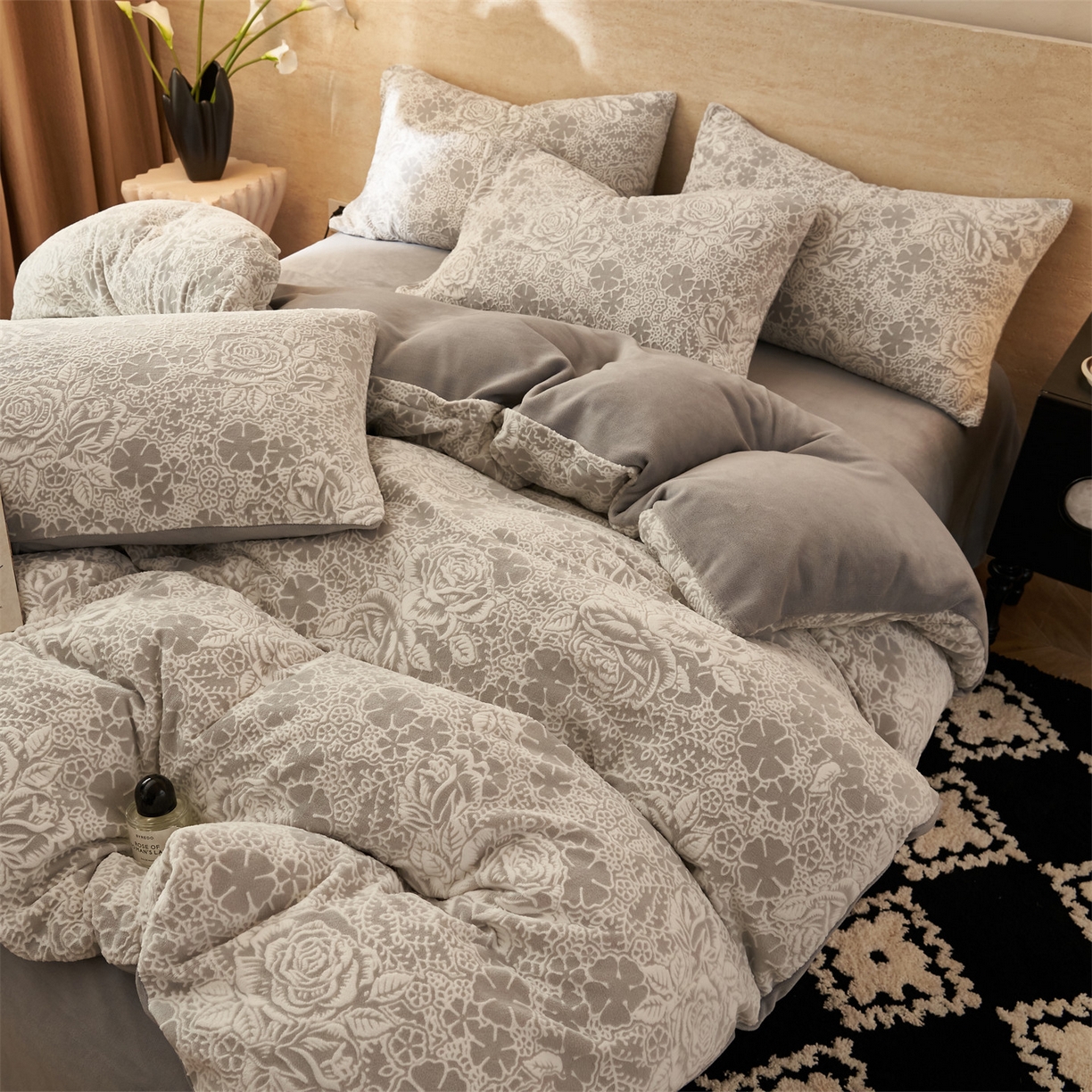 91家纺网 家纺一手货源 找家纺 金鹰 2025新款雕花烂花牛奶绒四件套 玫瑰恋情