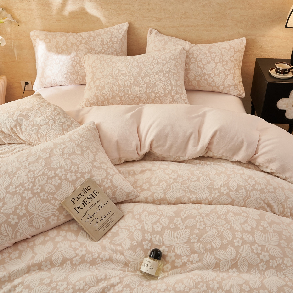 91家纺网 家纺一手货源 找家纺 金鹰 2025新款雕花烂花牛奶绒四件套 叶茂