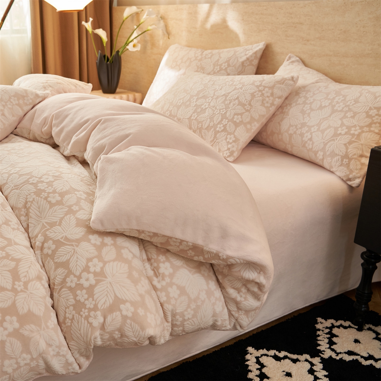 91家纺网 家纺一手货源 找家纺 金鹰 2025新款雕花烂花牛奶绒四件套 叶茂