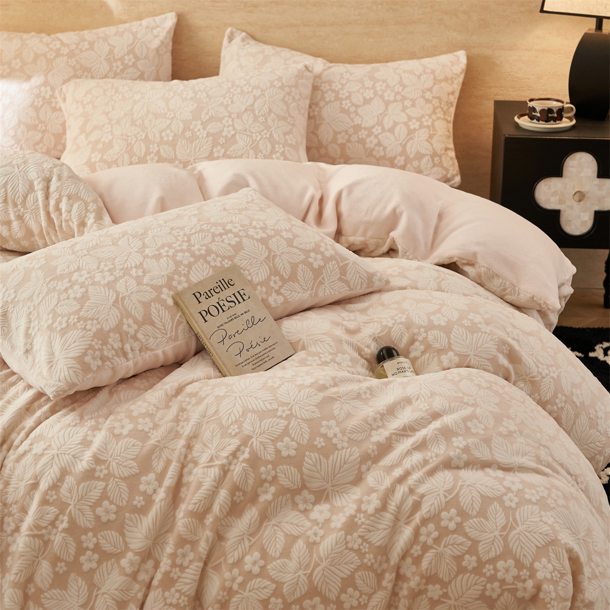 91家纺网 家纺一手货源 找家纺 金鹰 2025新款雕花烂花牛奶绒四件套 叶茂