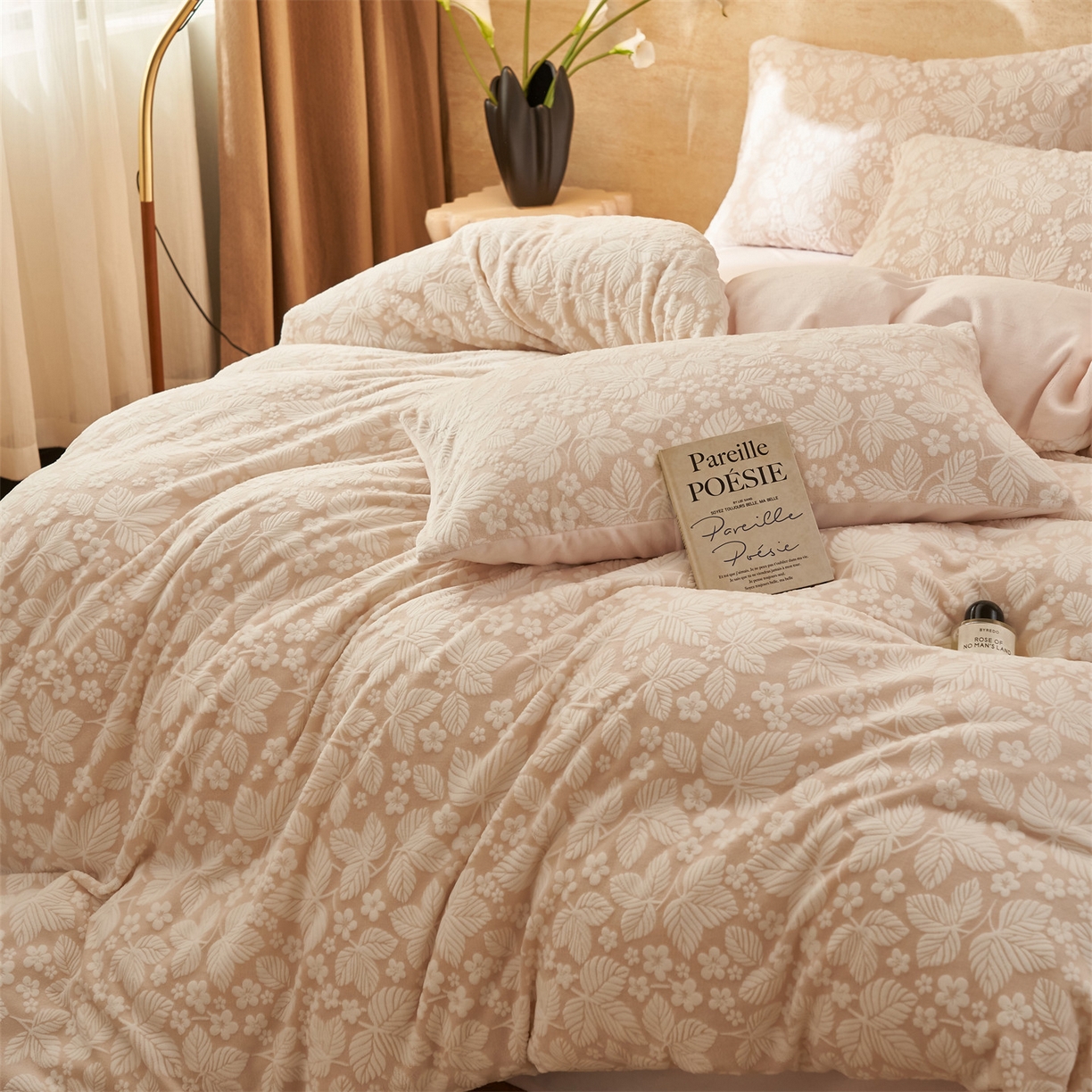 91家纺网 家纺一手货源 找家纺 金鹰 2025新款雕花烂花牛奶绒四件套 叶茂