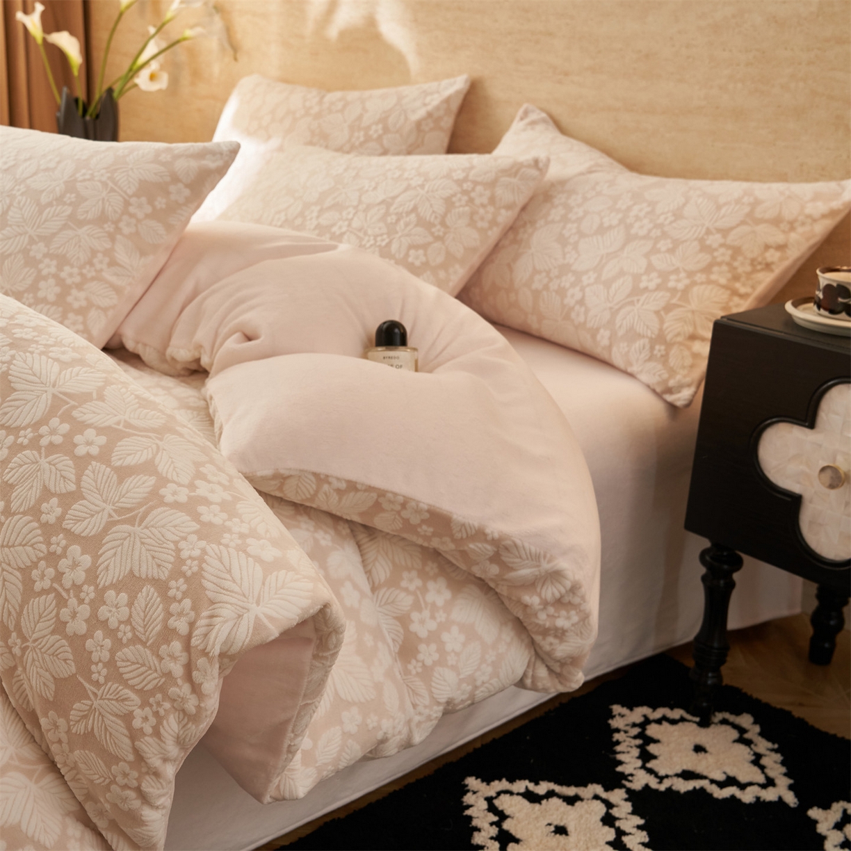 91家纺网 家纺一手货源 找家纺 金鹰 2025新款雕花烂花牛奶绒四件套 叶茂