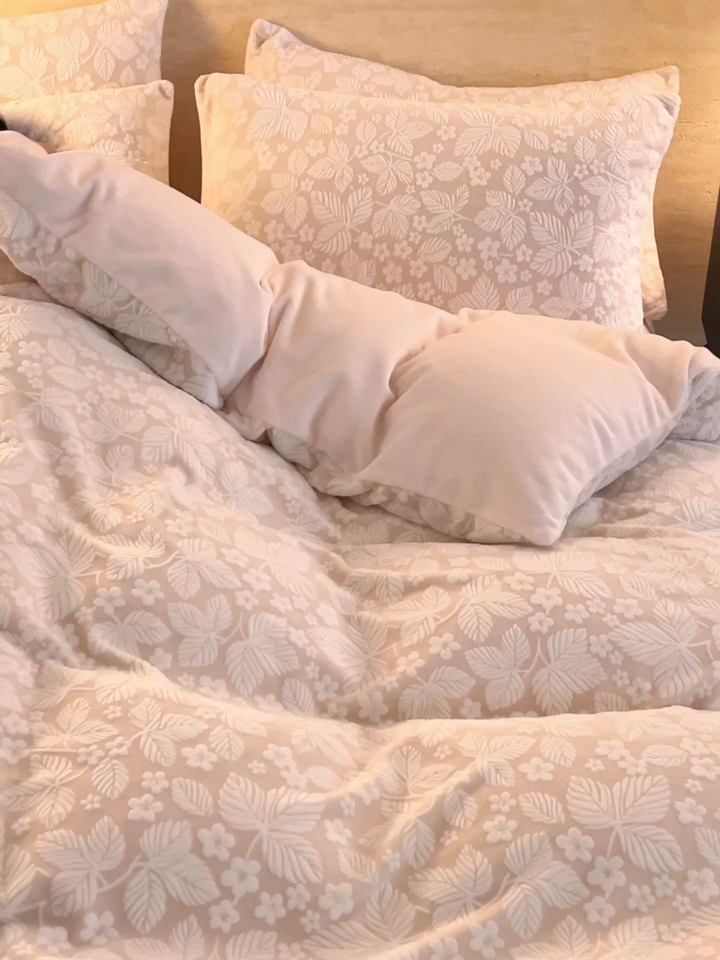 91家纺网 家纺一手货源 找家纺 金鹰 2025新款雕花烂花牛奶绒四件套 叶茂