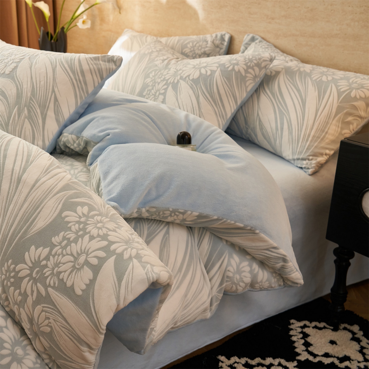 91家纺网 家纺一手货源 找家纺 金鹰 2025新款雕花烂花牛奶绒四件套 叶叶生辉