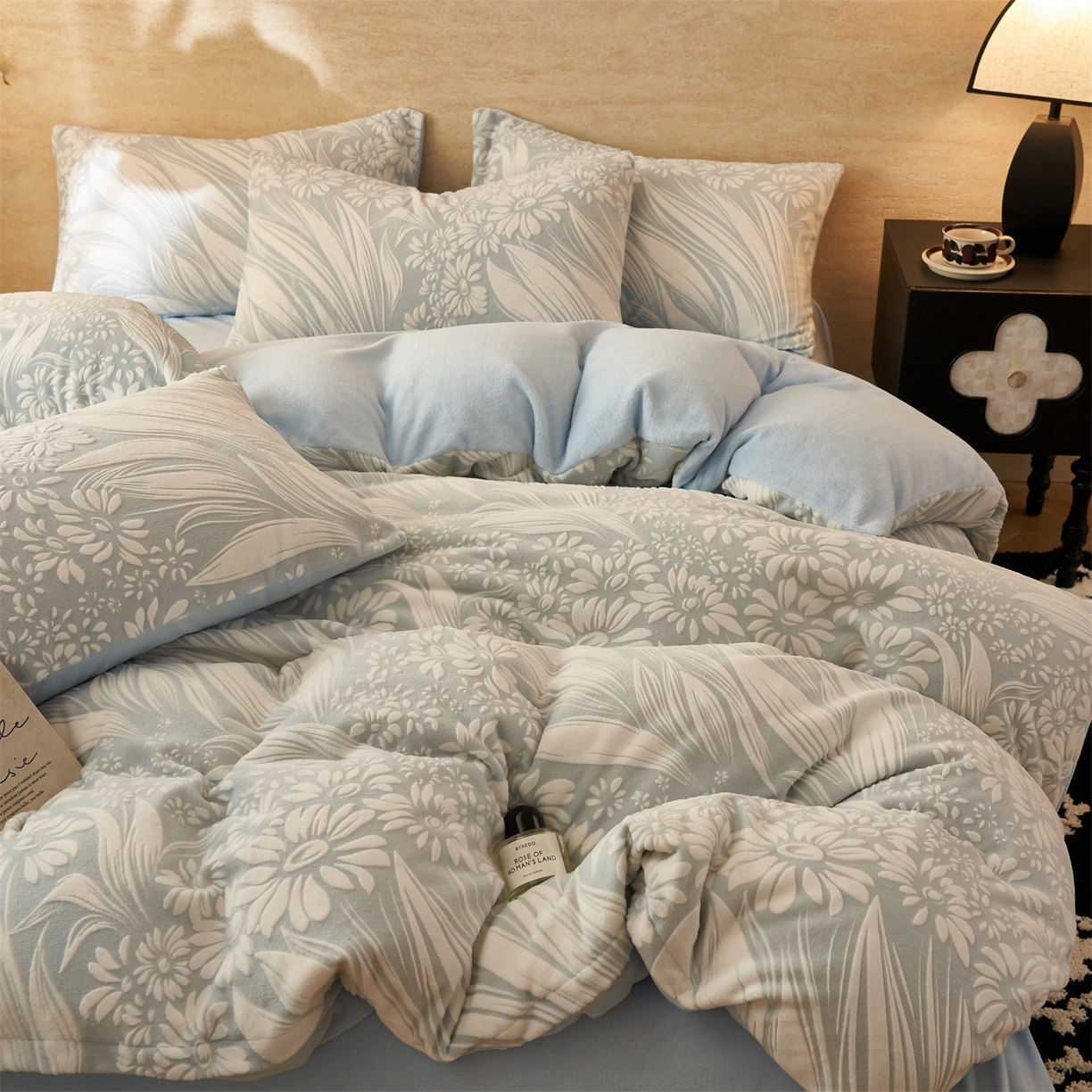 91家纺网 家纺一手货源 找家纺 金鹰 2025新款雕花烂花牛奶绒四件套 叶叶生辉