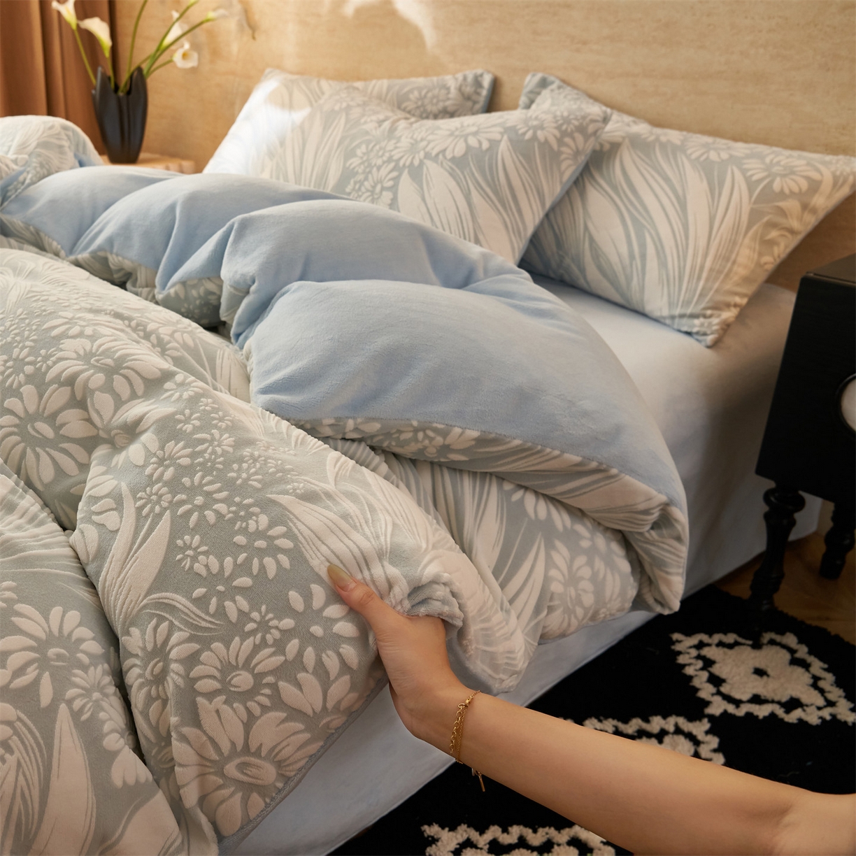 91家纺网 家纺一手货源 找家纺 金鹰 2025新款雕花烂花牛奶绒四件套 叶叶生辉