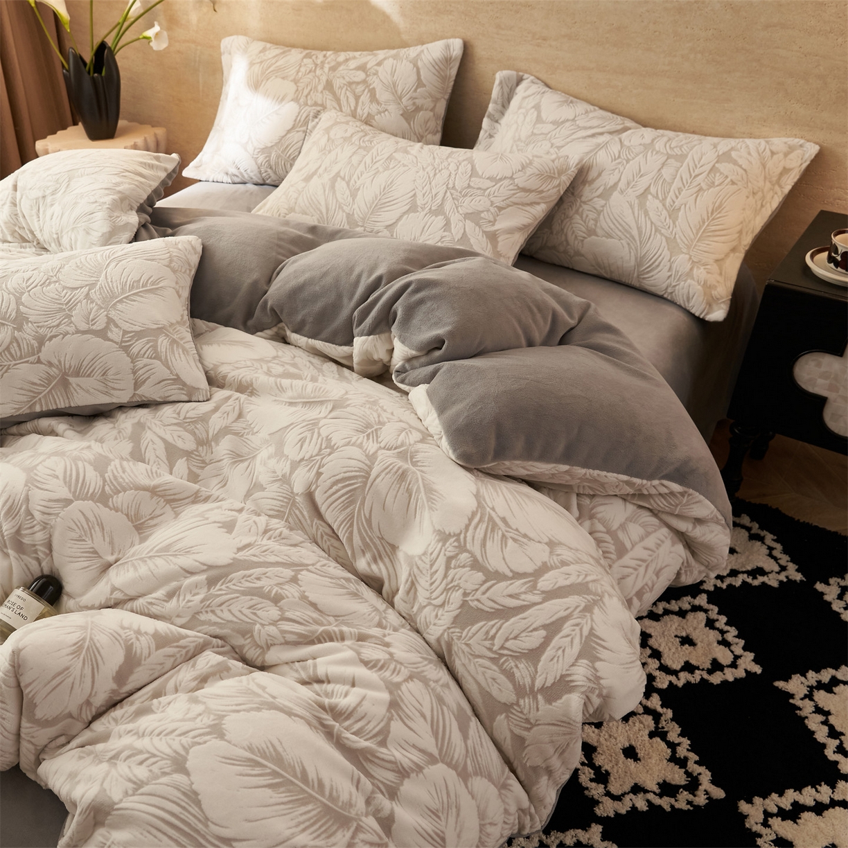 91家纺网 家纺一手货源 找家纺 金鹰 2025新款雕花烂花牛奶绒四件套 叶影