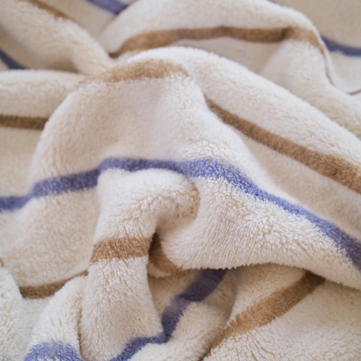 91家纺网 家纺一手货源 找家纺 沐瑟家纺 2025新款亲肤柔软珊瑚绒毛巾浴巾-呆呆熊系列 呆呆熊-奶白条纹 70*140cm浴巾/条