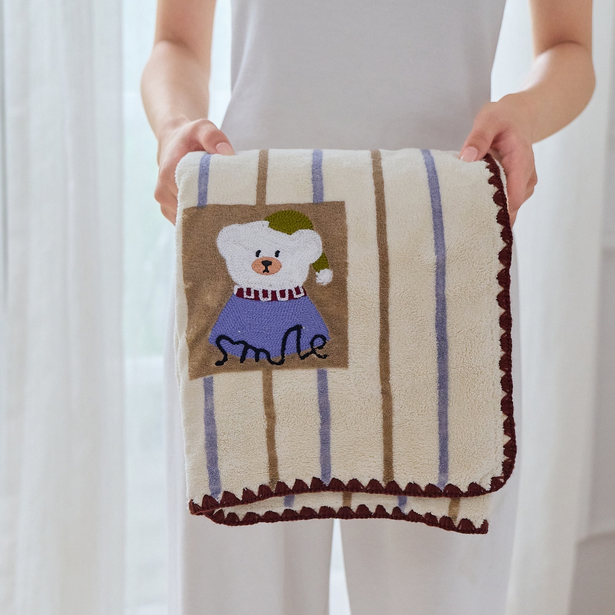 91家纺网 家纺一手货源 找家纺 沐瑟家纺 2025新款亲肤柔软珊瑚绒毛巾浴巾-呆呆熊系列 呆呆熊-奶白条纹 70*140cm浴巾/条