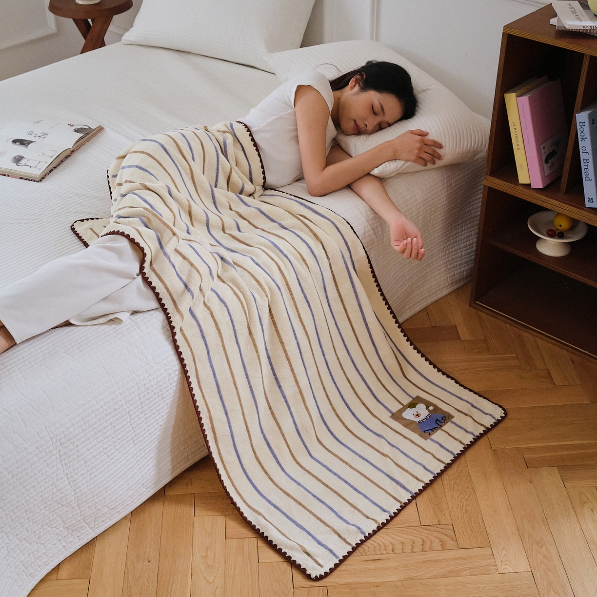 91家纺网 家纺一手货源 找家纺 沐瑟家纺 2025新款亲肤柔软珊瑚绒毛巾浴巾-呆呆熊系列 呆呆熊-奶白条纹 70*140cm浴巾/条