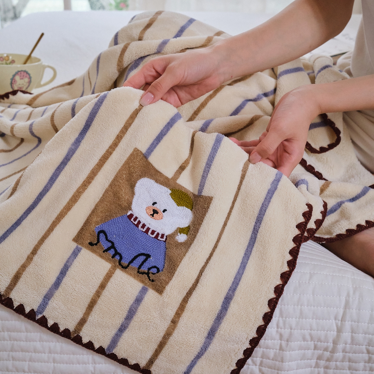 91家纺网 家纺一手货源 找家纺 沐瑟家纺 2025新款亲肤柔软珊瑚绒毛巾浴巾-呆呆熊系列 呆呆熊-奶白条纹 70*140cm浴巾/条