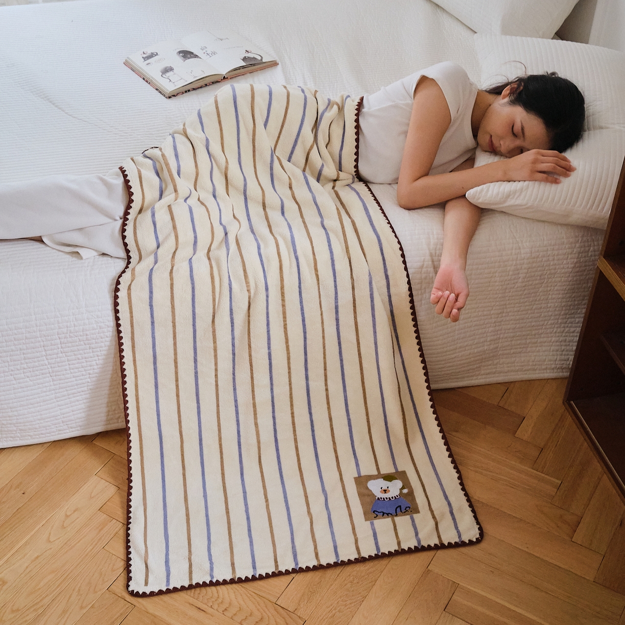 91家纺网 家纺一手货源 找家纺 沐瑟家纺 2025新款亲肤柔软珊瑚绒毛巾浴巾-呆呆熊系列 呆呆熊-奶白条纹 70*140cm浴巾/条