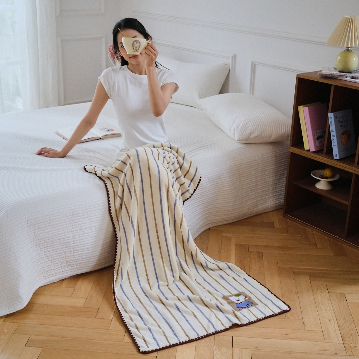 91家纺网 家纺一手货源 找家纺 沐瑟家纺 2025新款亲肤柔软珊瑚绒毛巾浴巾-呆呆熊系列 呆呆熊-奶白条纹 70*140cm浴巾/条