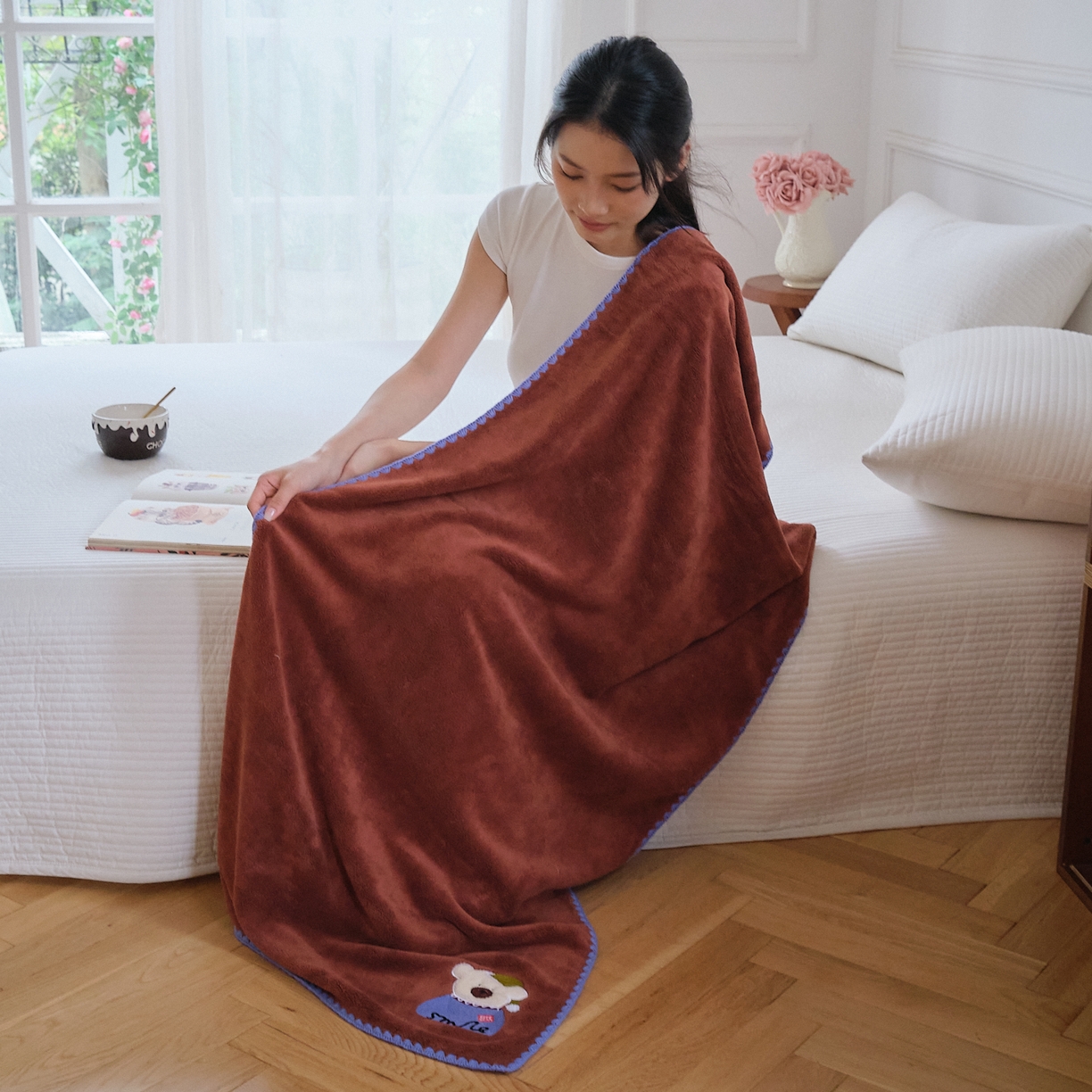 91家纺网 家纺一手货源 找家纺 沐瑟家纺 2025新款亲肤柔软珊瑚绒毛巾浴巾-呆呆熊系列 呆呆熊-砖红色 70*140cm浴巾/条