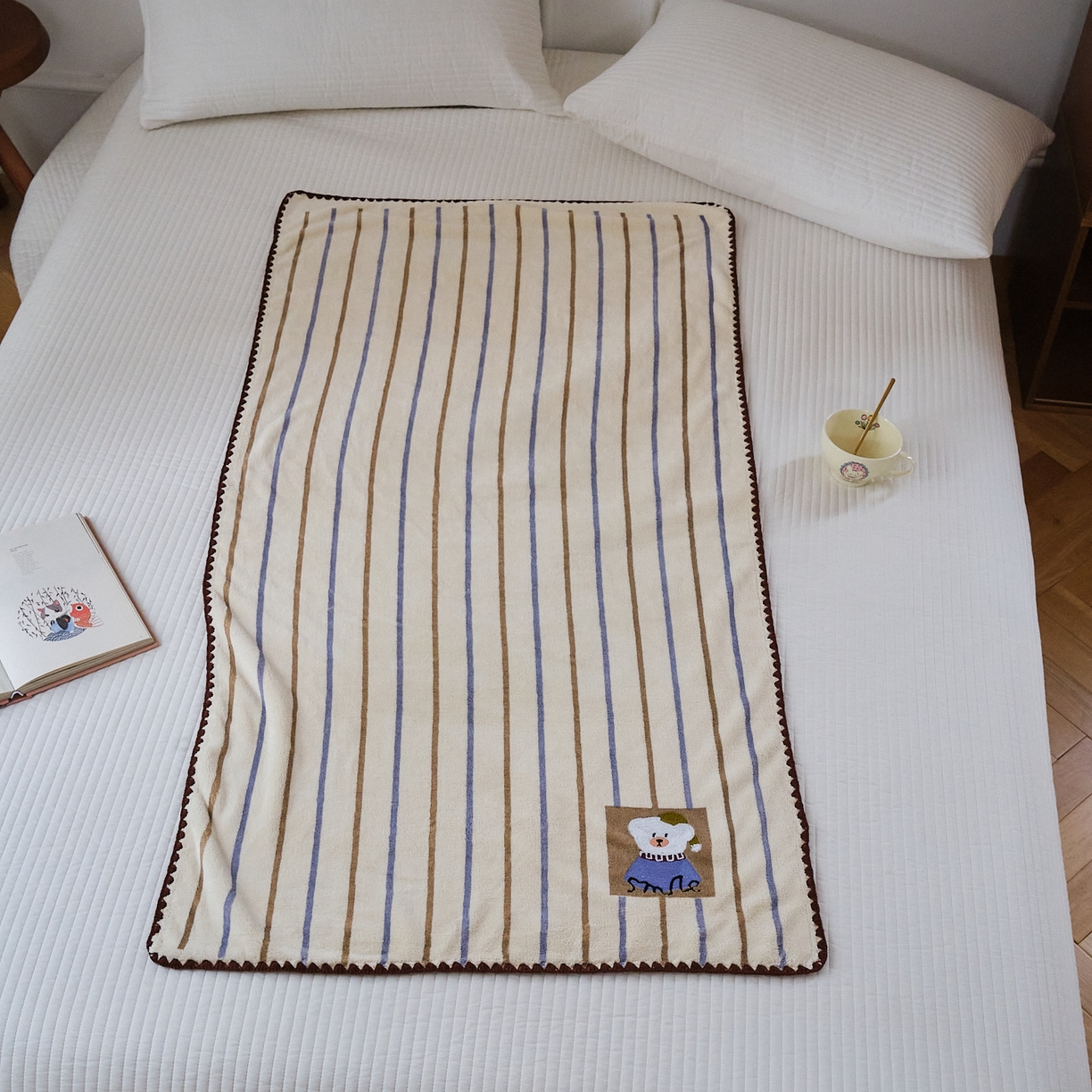 91家纺网 家纺一手货源 找家纺 沐瑟家纺 2025新款亲肤柔软珊瑚绒毛巾浴巾-呆呆熊系列 呆呆熊-奶白条纹 70*140cm浴巾/条