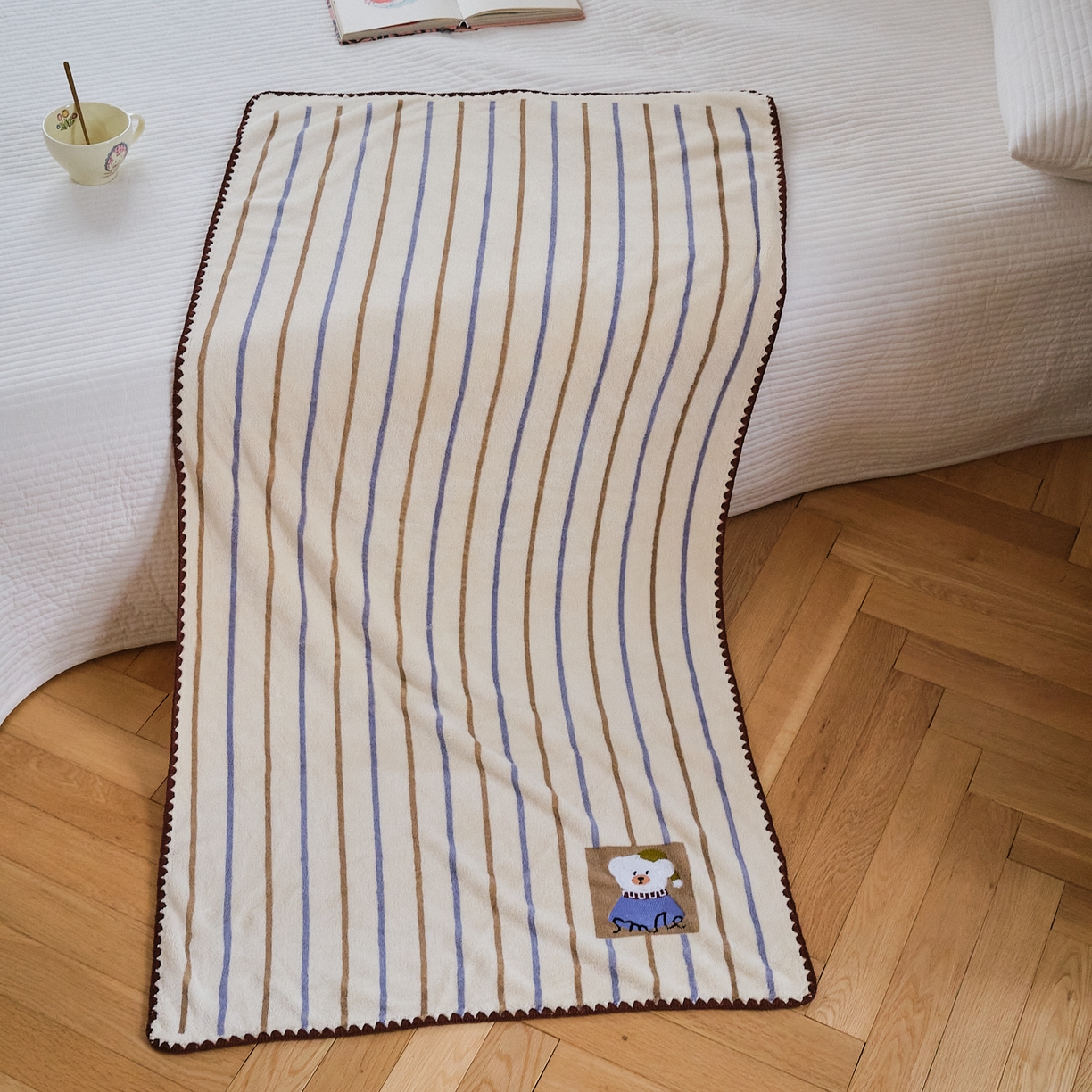 91家纺网 家纺一手货源 找家纺 沐瑟家纺 2025新款亲肤柔软珊瑚绒毛巾浴巾-呆呆熊系列 呆呆熊-奶白条纹 70*140cm浴巾/条