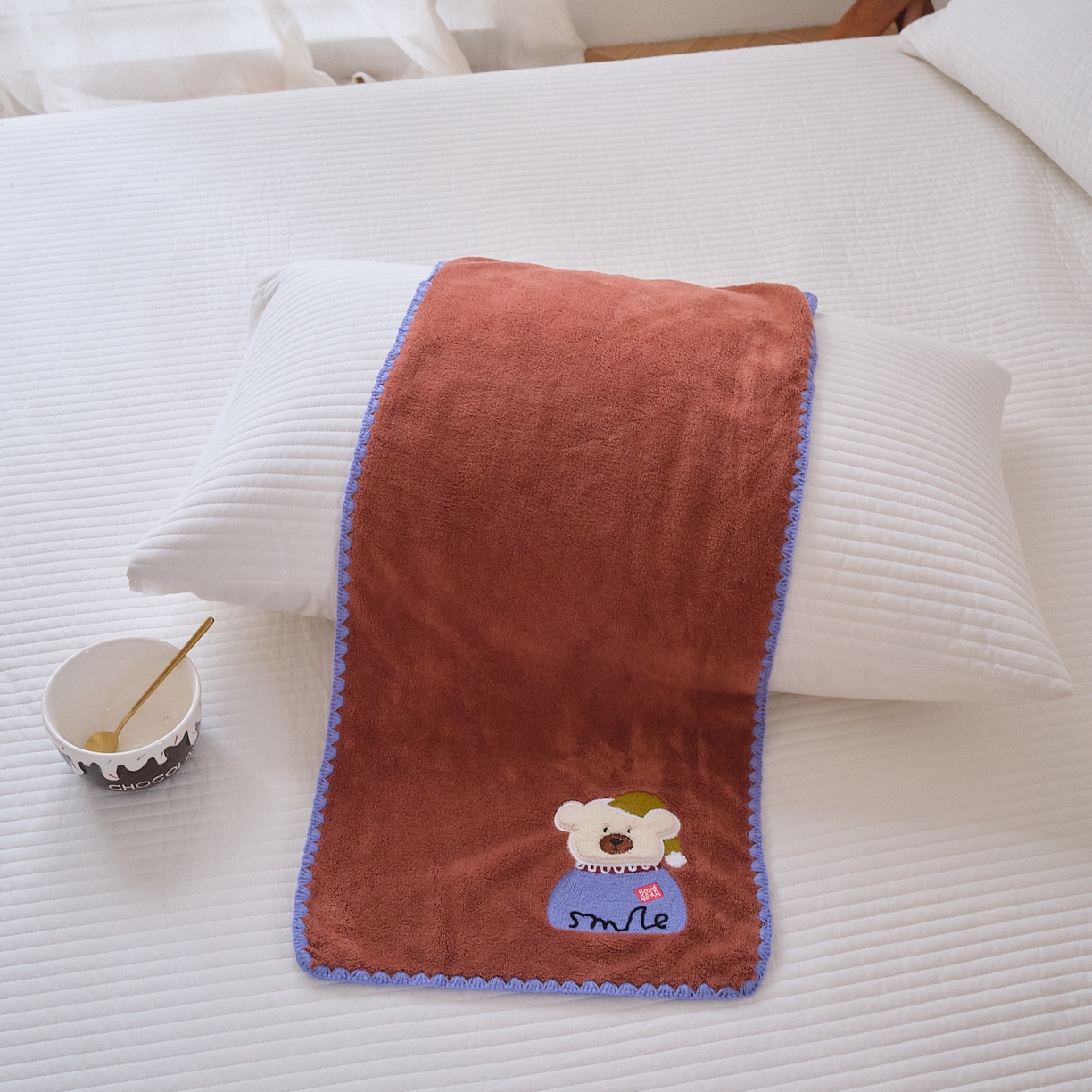 91家纺网 家纺一手货源 找家纺 沐瑟家纺 2025新款亲肤柔软珊瑚绒毛巾浴巾-呆呆熊系列 呆呆熊-砖红色 70*140cm浴巾/条