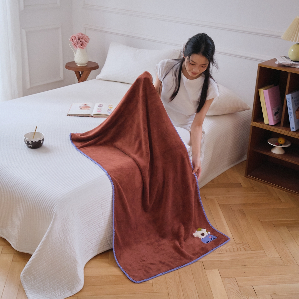 91家纺网 家纺一手货源 找家纺 沐瑟家纺 2025新款亲肤柔软珊瑚绒毛巾浴巾-呆呆熊系列 呆呆熊-砖红色 35*75cm毛巾/条