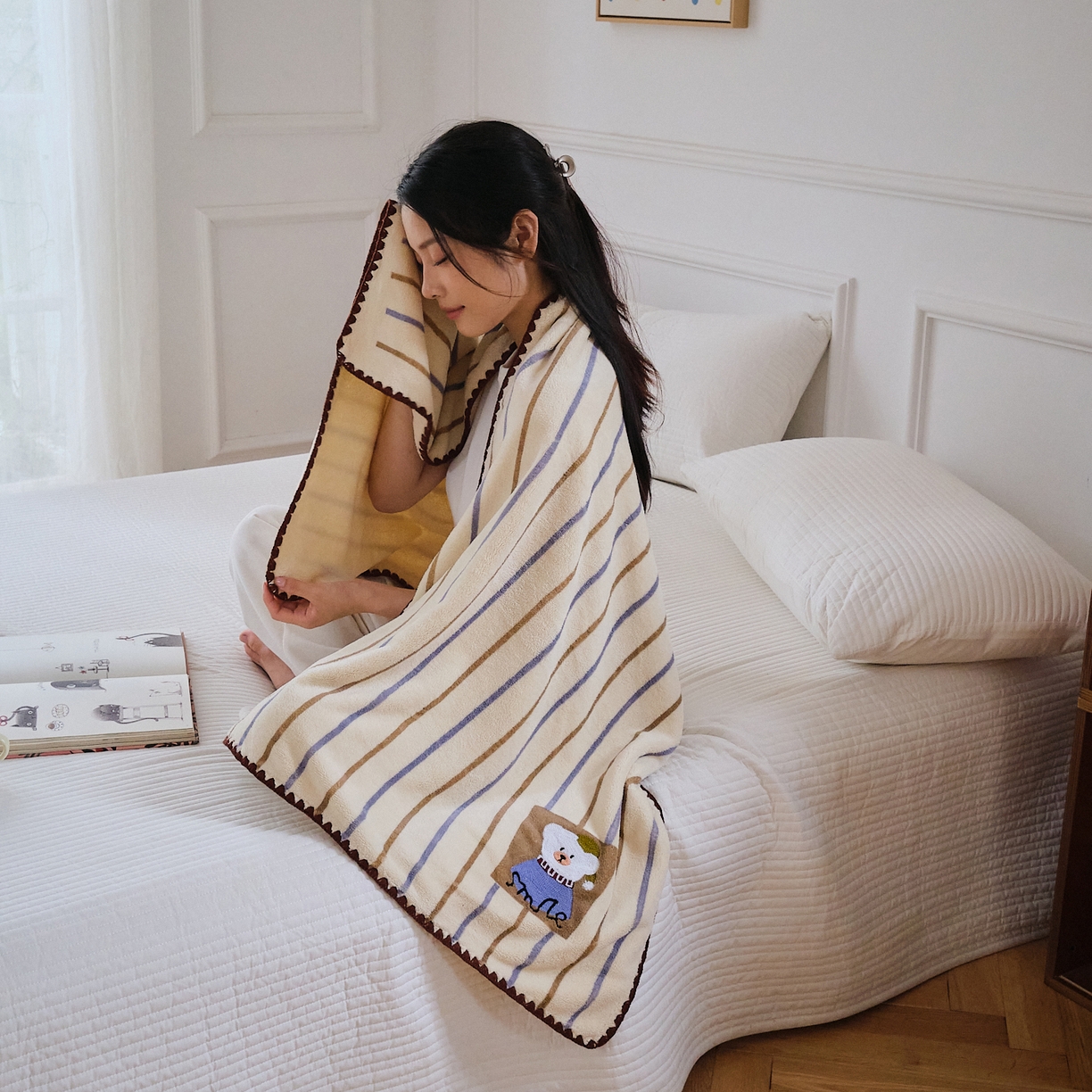 91家纺网 家纺一手货源 找家纺 沐瑟家纺 2025新款亲肤柔软珊瑚绒毛巾浴巾-呆呆熊系列 呆呆熊-奶白条纹 35*75cm毛巾/条