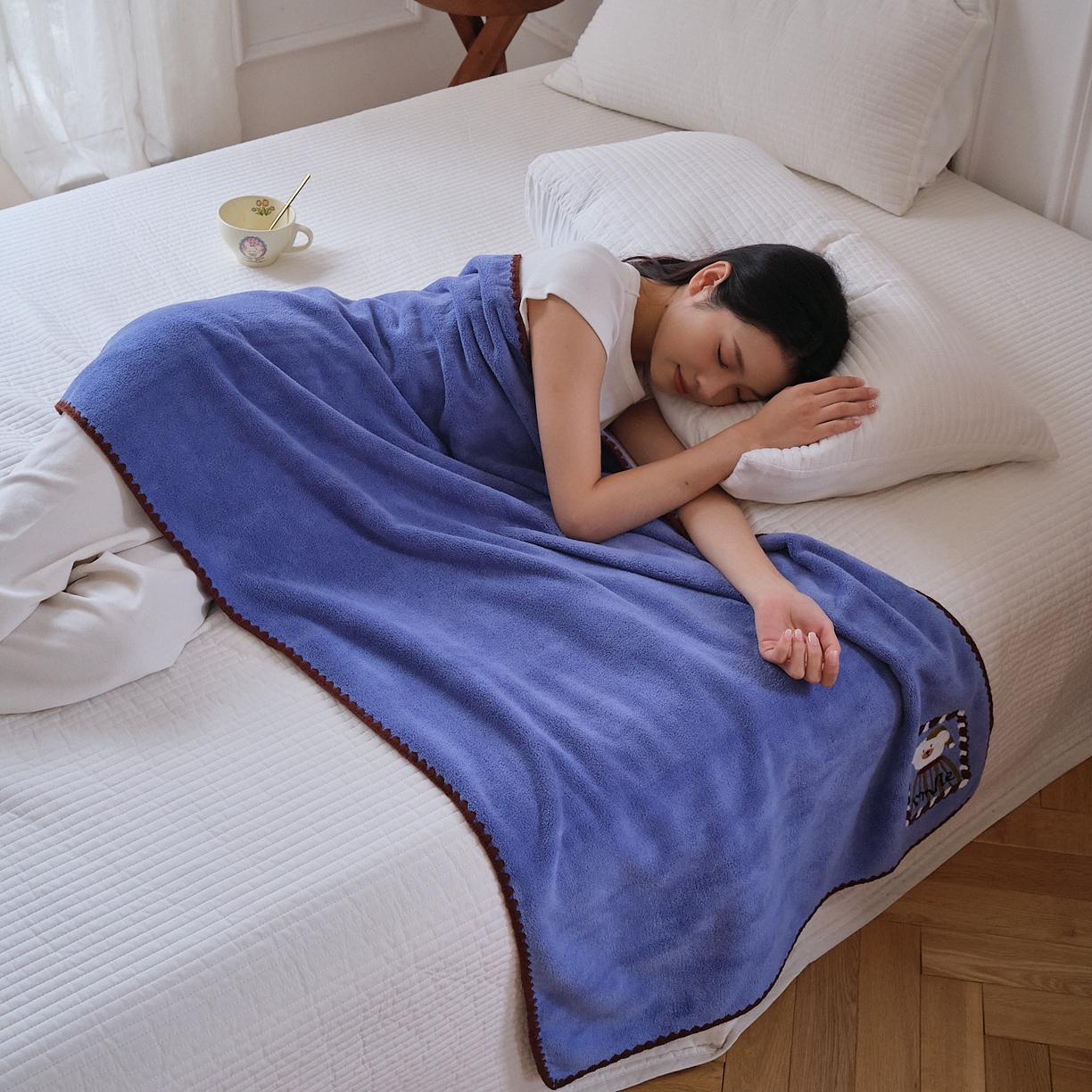 91家纺网 家纺一手货源 找家纺 沐瑟家纺 2025新款亲肤柔软珊瑚绒毛巾浴巾-呆呆熊系列 呆呆熊-蓝色 35*75cm毛巾/条