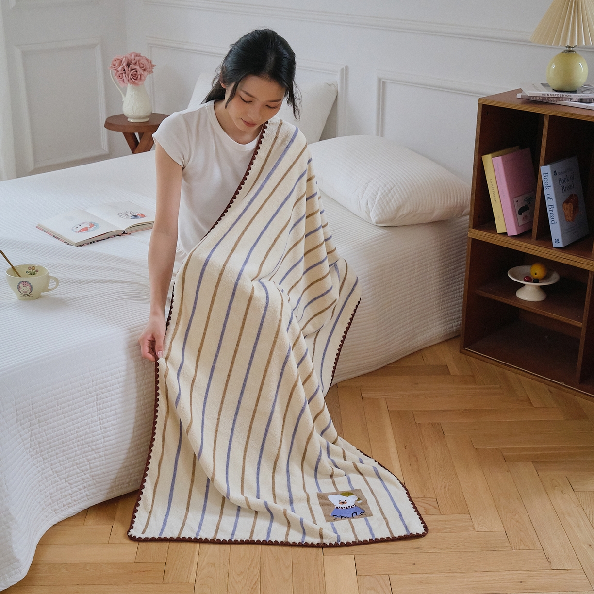 91家纺网 家纺一手货源 找家纺 沐瑟家纺 2025新款亲肤柔软珊瑚绒毛巾浴巾-呆呆熊系列 呆呆熊-奶白条纹 35*75cm毛巾/条