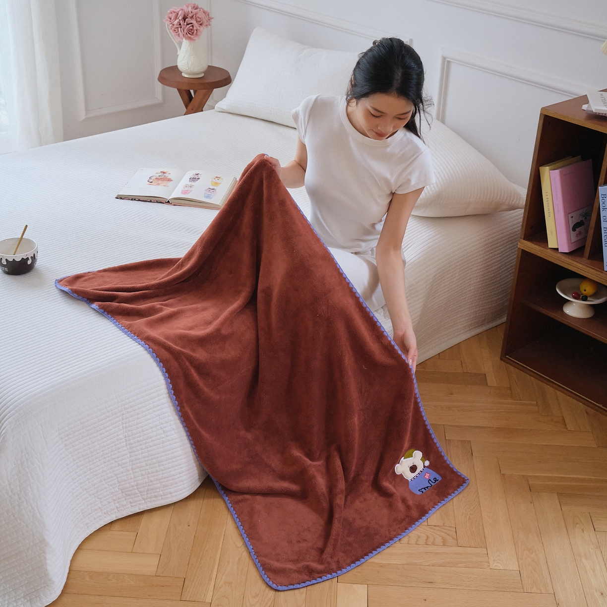 91家纺网 家纺一手货源 找家纺 沐瑟家纺 2025新款亲肤柔软珊瑚绒毛巾浴巾-呆呆熊系列 呆呆熊-砖红色 35*75cm毛巾/条