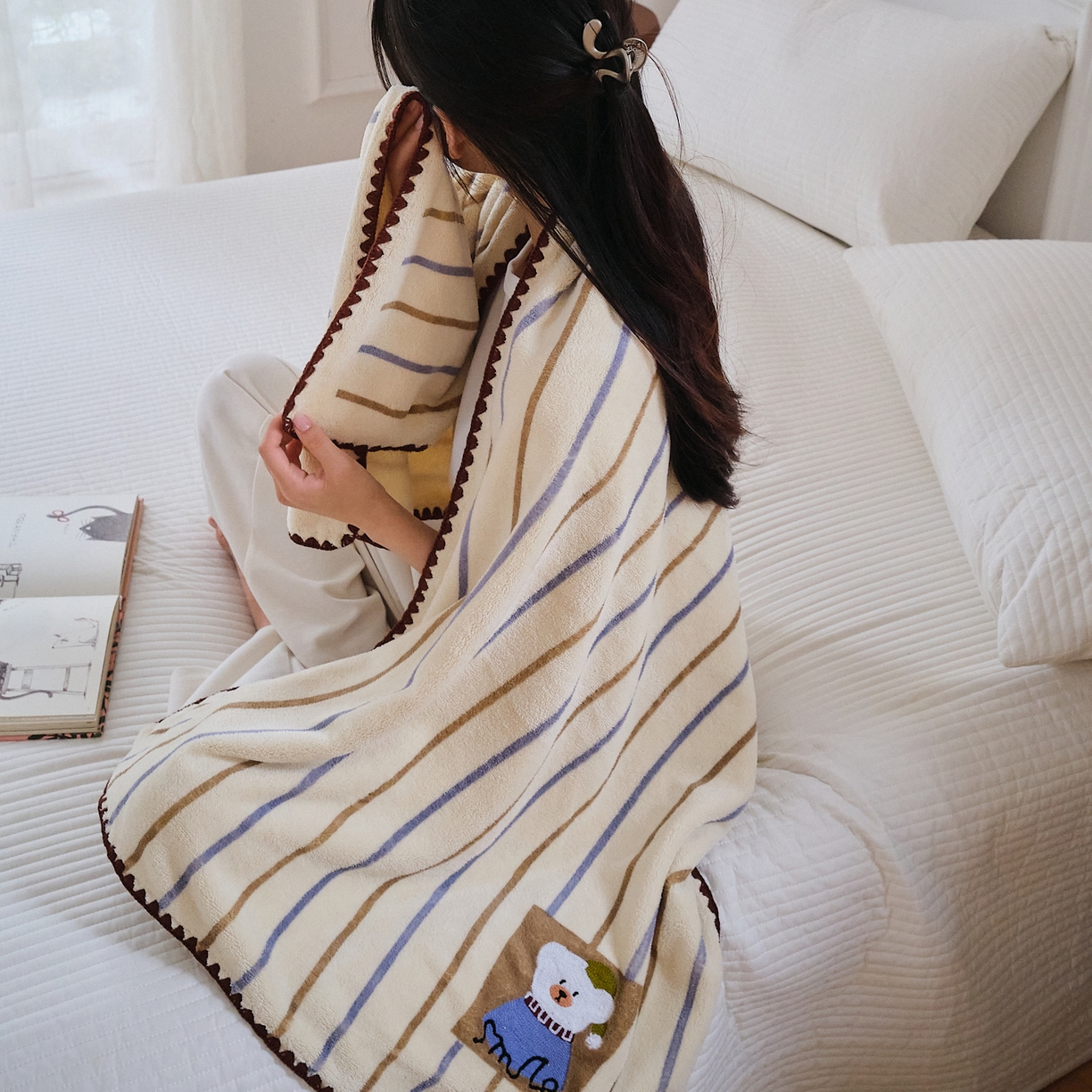 91家纺网 家纺一手货源 找家纺 沐瑟家纺 2025新款亲肤柔软珊瑚绒毛巾浴巾-呆呆熊系列 呆呆熊-奶白条纹 35*75cm毛巾/条