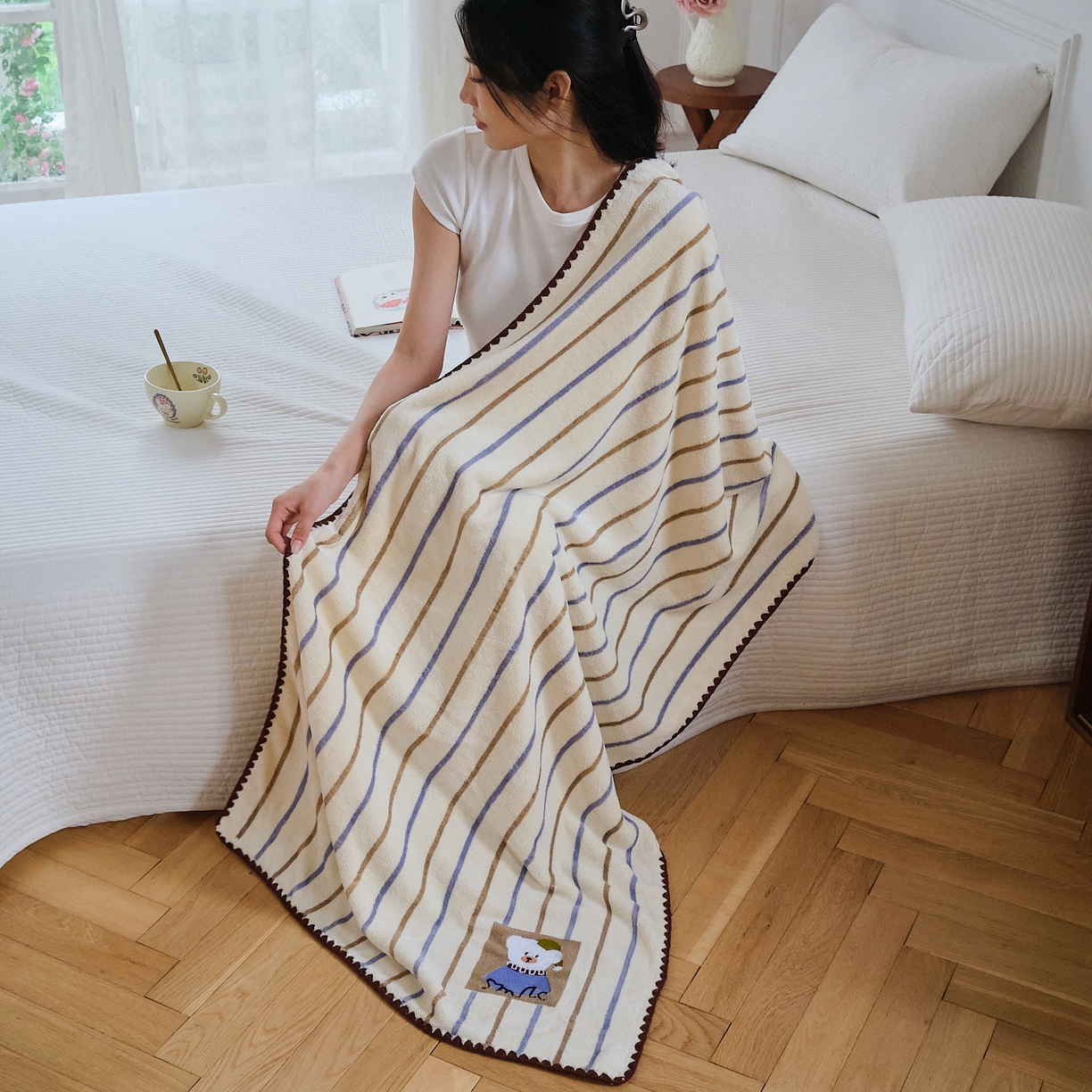 91家纺网 家纺一手货源 找家纺 沐瑟家纺 2025新款亲肤柔软珊瑚绒毛巾浴巾-呆呆熊系列 呆呆熊-奶白条纹 35*75cm毛巾/条