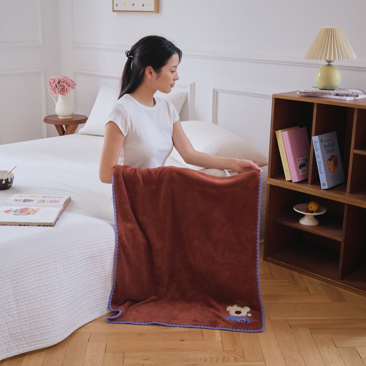 91家纺网 家纺一手货源 找家纺 沐瑟家纺 2025新款亲肤柔软珊瑚绒毛巾浴巾-呆呆熊系列 呆呆熊-砖红色 35*75cm毛巾/条