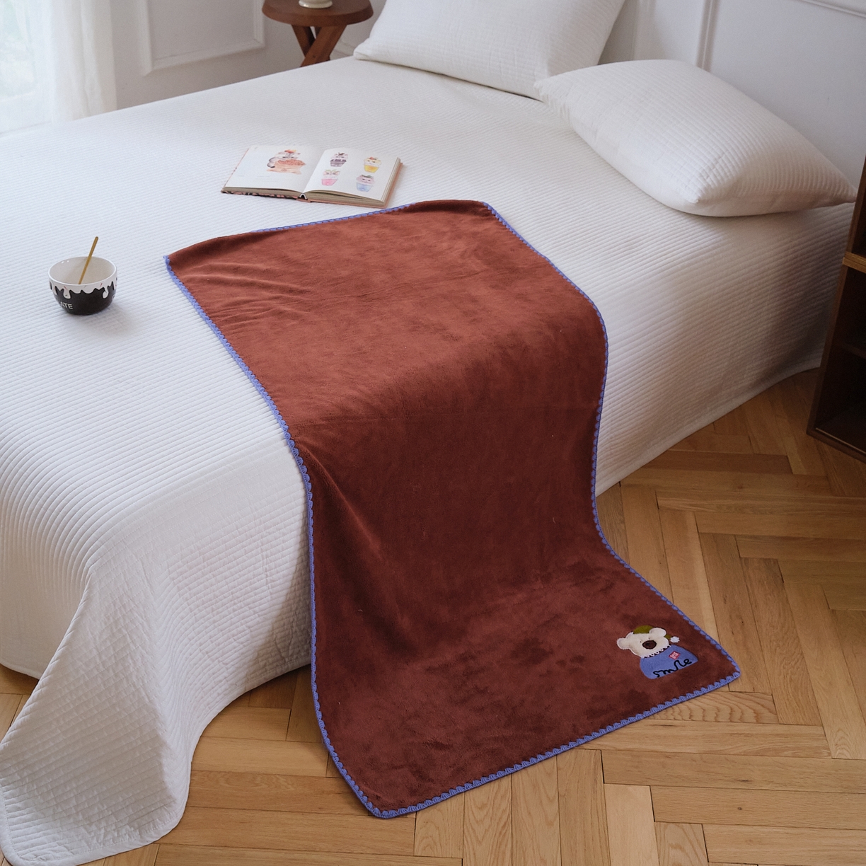 91家纺网 家纺一手货源 找家纺 沐瑟家纺 2025新款亲肤柔软珊瑚绒毛巾浴巾-呆呆熊系列 呆呆熊-砖红色 35*75cm毛巾/条