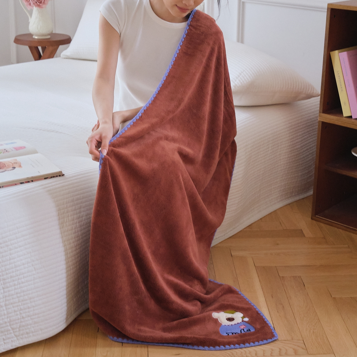 91家纺网 家纺一手货源 找家纺 沐瑟家纺 2025新款亲肤柔软珊瑚绒毛巾浴巾-呆呆熊系列 呆呆熊-砖红色 35*75cm毛巾/条