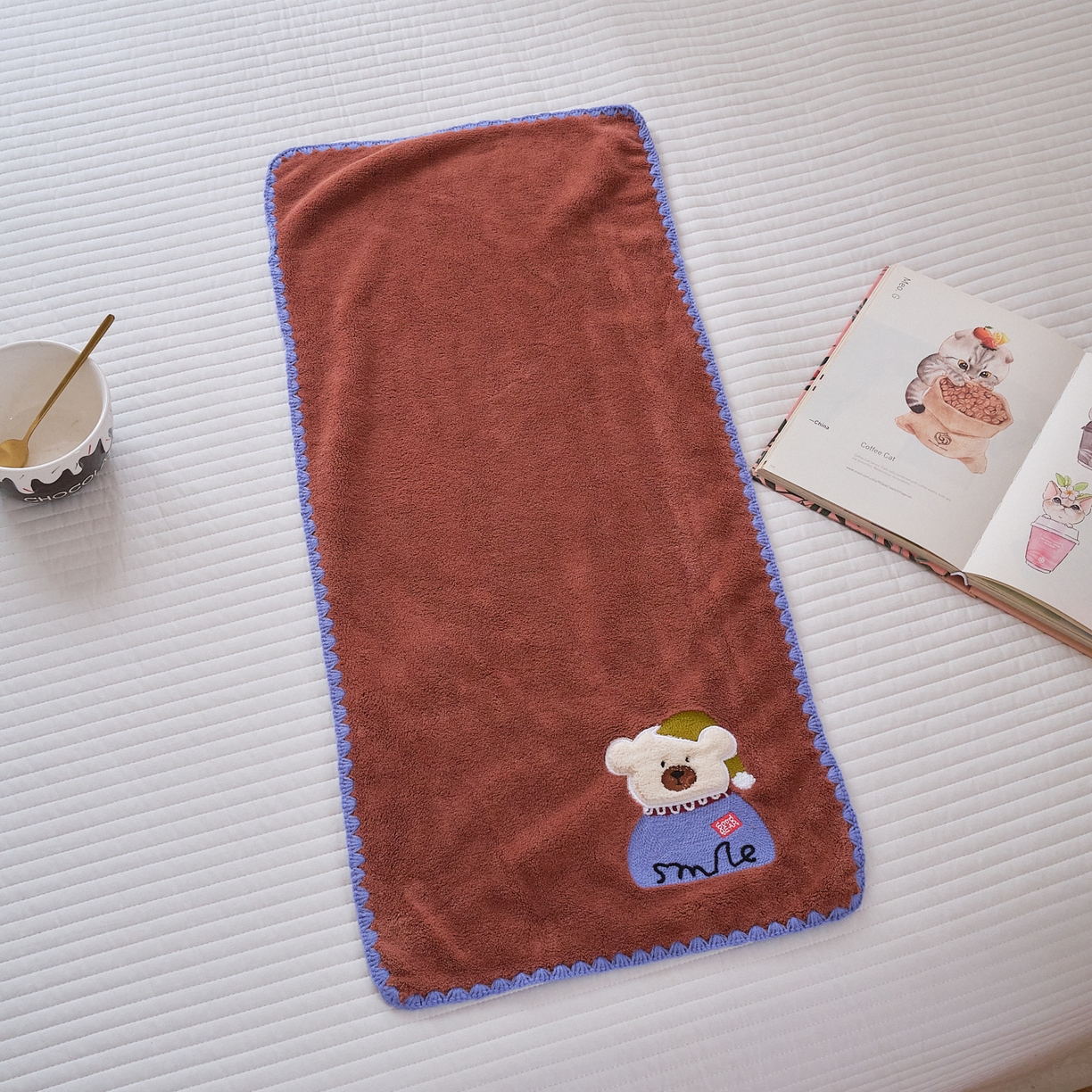 91家纺网 家纺一手货源 找家纺 沐瑟家纺 2025新款亲肤柔软珊瑚绒毛巾浴巾-呆呆熊系列 呆呆熊-砖红色 70*140cm浴巾/条