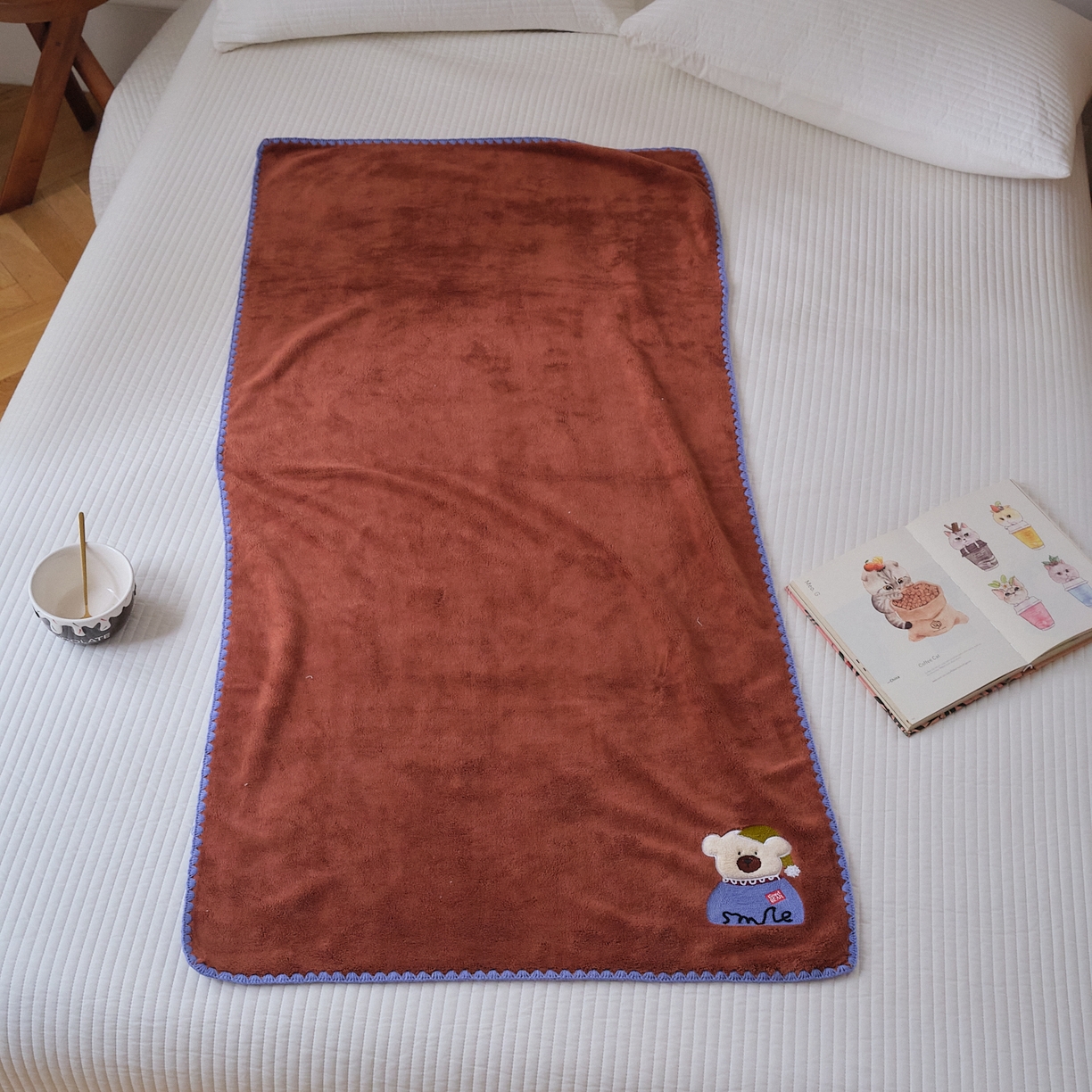 91家纺网 家纺一手货源 找家纺 沐瑟家纺 2025新款亲肤柔软珊瑚绒毛巾浴巾-呆呆熊系列 呆呆熊-砖红色 35*75cm毛巾/条