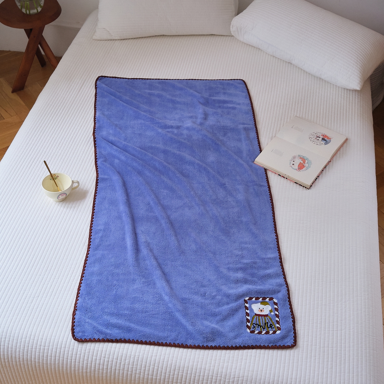 91家纺网 家纺一手货源 找家纺 沐瑟家纺 2025新款亲肤柔软珊瑚绒毛巾浴巾-呆呆熊系列 呆呆熊-蓝色 35*75cm毛巾/条
