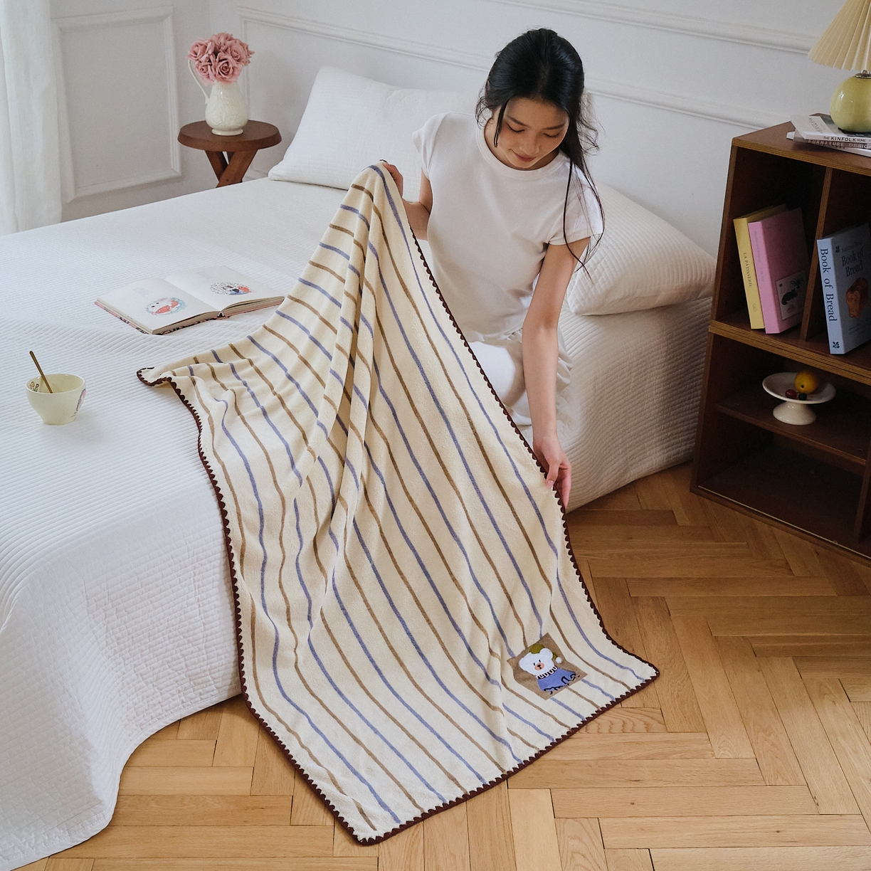 91家纺网 家纺一手货源 找家纺 沐瑟家纺 2025新款亲肤柔软珊瑚绒毛巾浴巾-呆呆熊系列 呆呆熊-奶白条纹 35*75cm毛巾/条