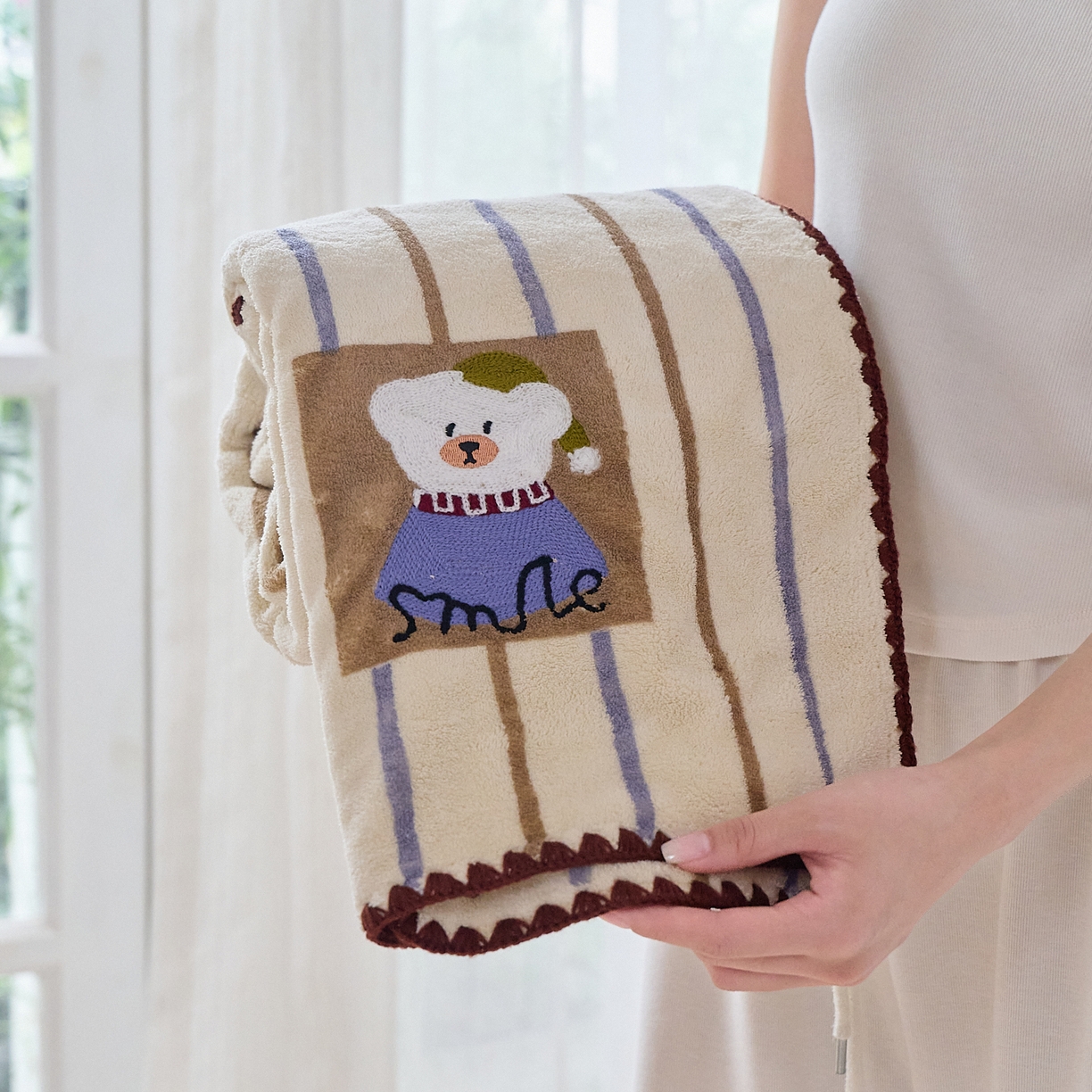 91家纺网 家纺一手货源 找家纺 沐瑟家纺 2025新款亲肤柔软珊瑚绒毛巾浴巾-呆呆熊系列 呆呆熊-奶白条纹 70*140cm浴巾/条