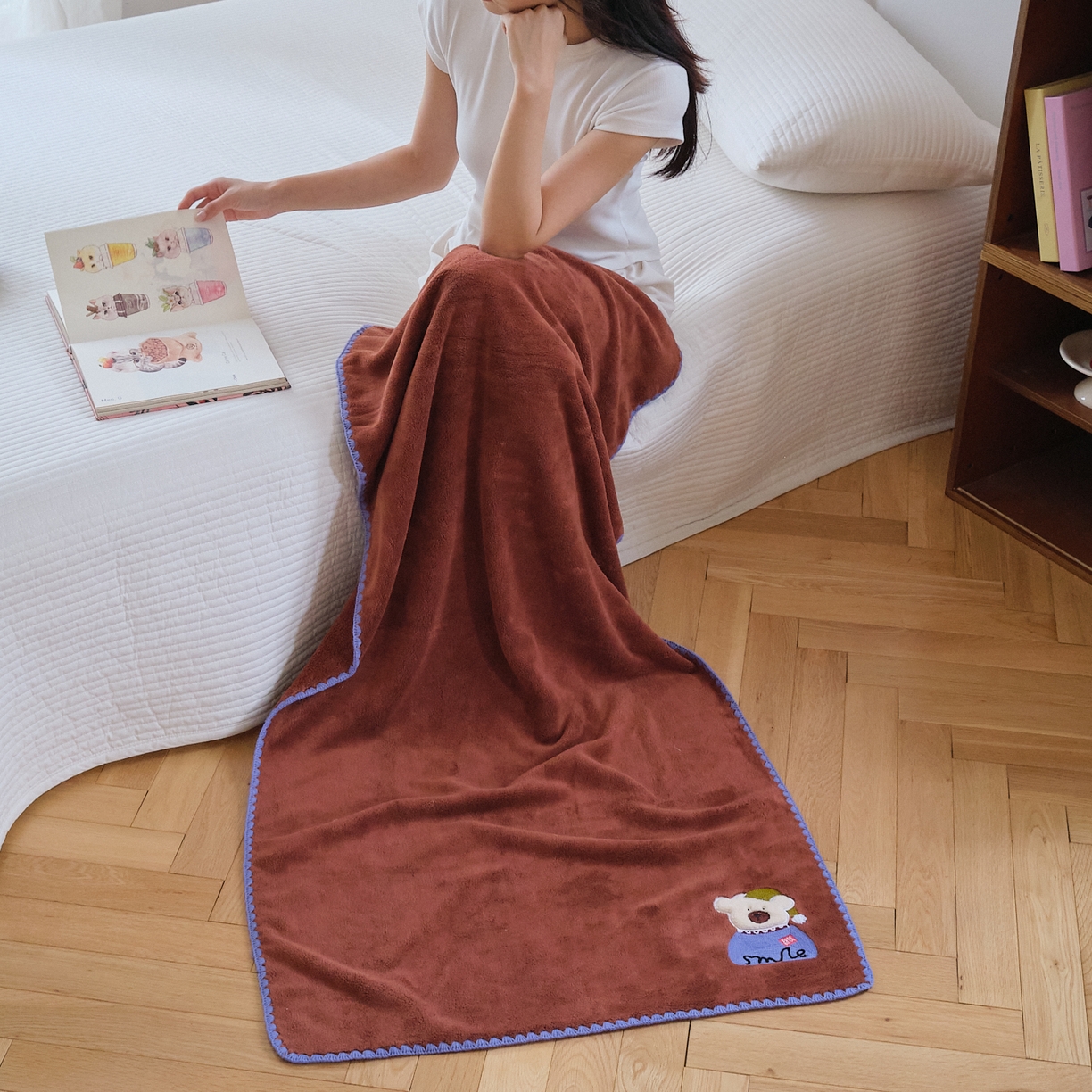 91家纺网 家纺一手货源 找家纺 沐瑟家纺 2025新款亲肤柔软珊瑚绒毛巾浴巾-呆呆熊系列 呆呆熊-砖红色 70*140cm浴巾/条