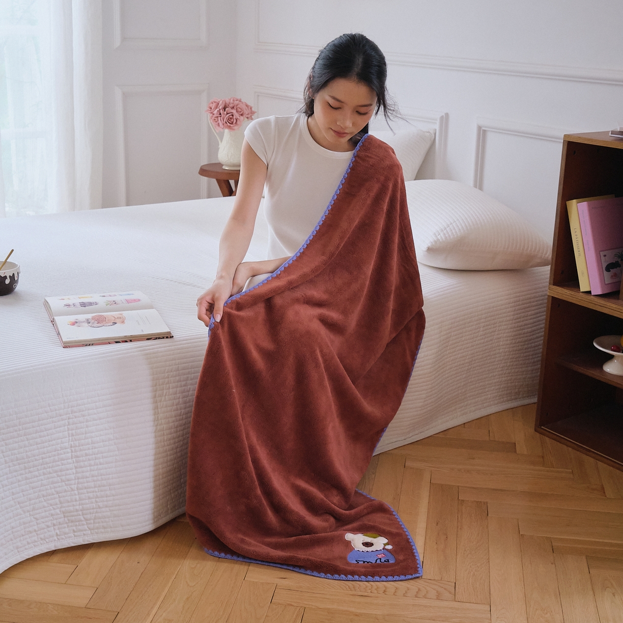 91家纺网 家纺一手货源 找家纺 沐瑟家纺 2025新款亲肤柔软珊瑚绒毛巾浴巾-呆呆熊系列 呆呆熊-砖红色 70*140cm浴巾/条