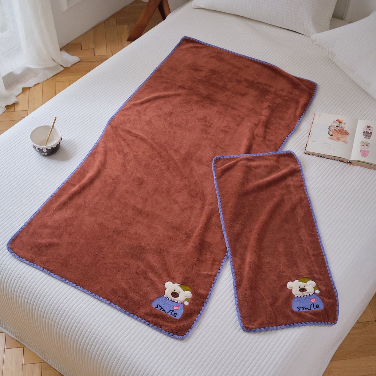 91家纺网 家纺一手货源 找家纺 沐瑟家纺 2025新款亲肤柔软珊瑚绒毛巾浴巾-呆呆熊系列 呆呆熊-砖红色 35*75cm毛巾/条