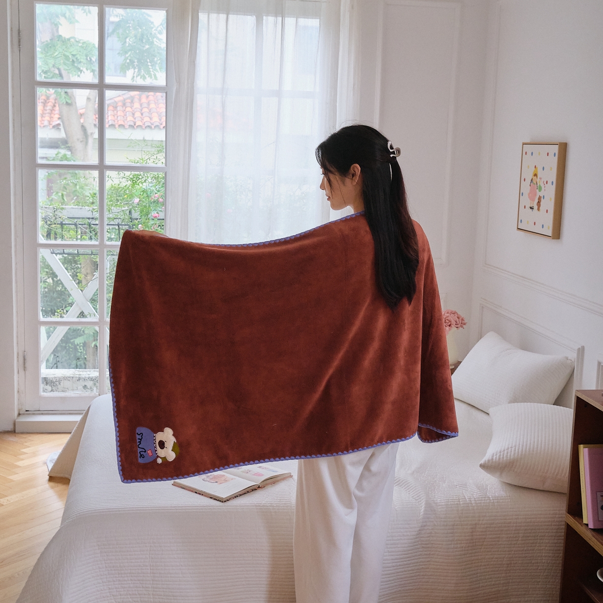 91家纺网 家纺一手货源 找家纺 沐瑟家纺 2025新款亲肤柔软珊瑚绒毛巾浴巾-呆呆熊系列 呆呆熊-砖红色 35*75cm毛巾/条