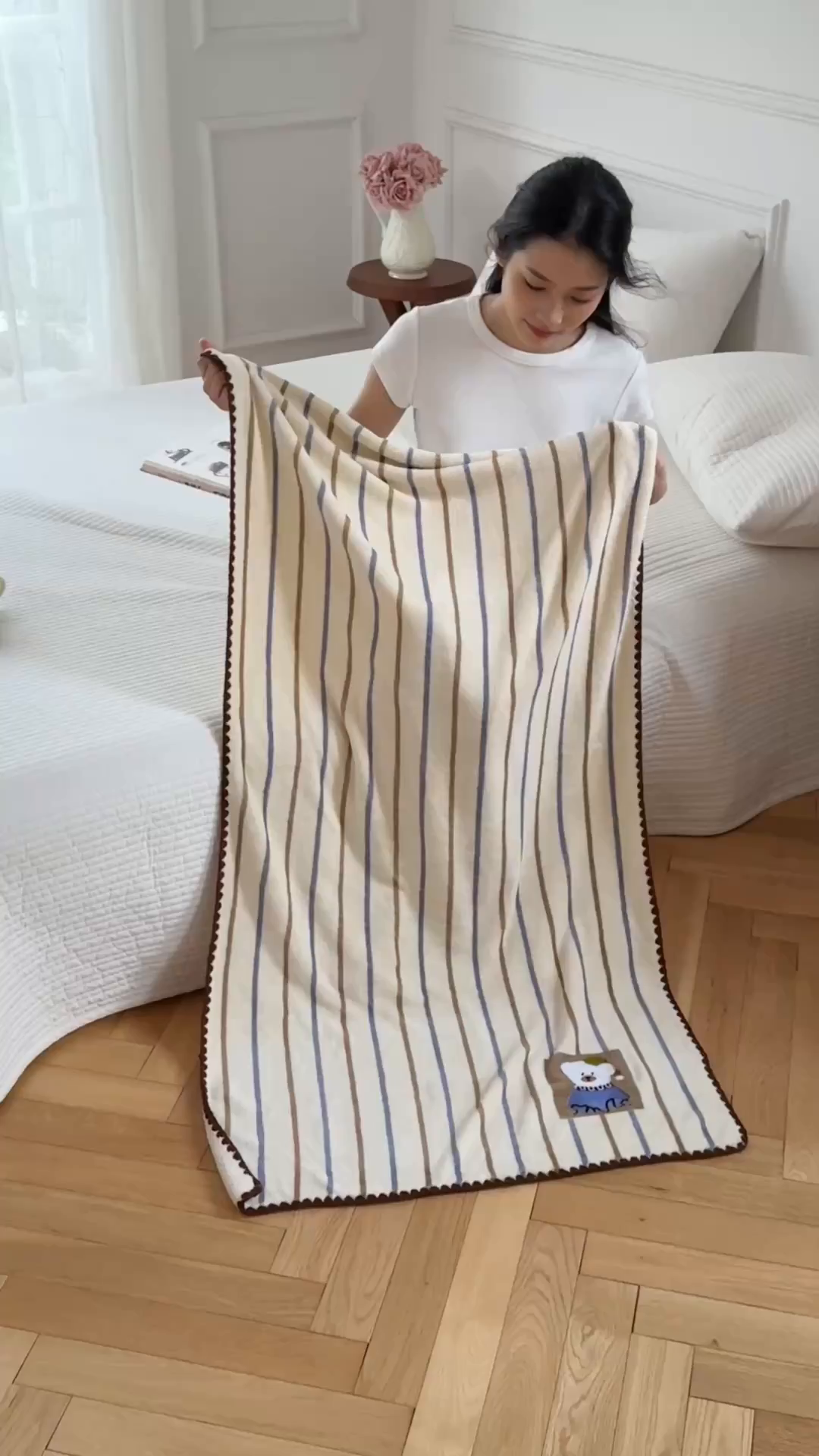 91家纺网 家纺一手货源 找家纺 沐瑟家纺 2025新款亲肤柔软珊瑚绒毛巾浴巾-呆呆熊系列 呆呆熊-奶白条纹 70*140cm浴巾/条