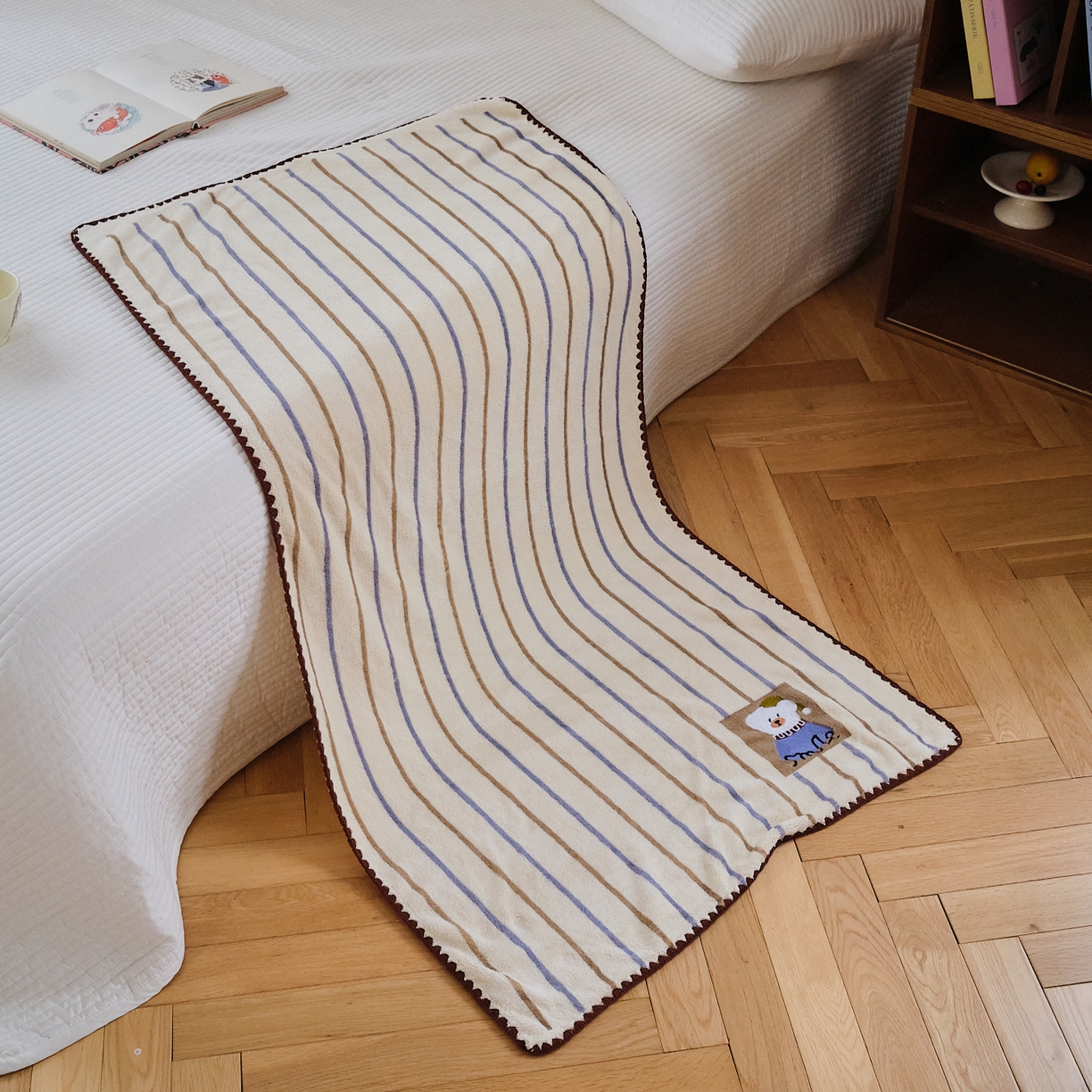 91家纺网 家纺一手货源 找家纺 沐瑟家纺 2025新款亲肤柔软珊瑚绒毛巾浴巾-呆呆熊系列 呆呆熊-奶白条纹 35*75cm毛巾/条