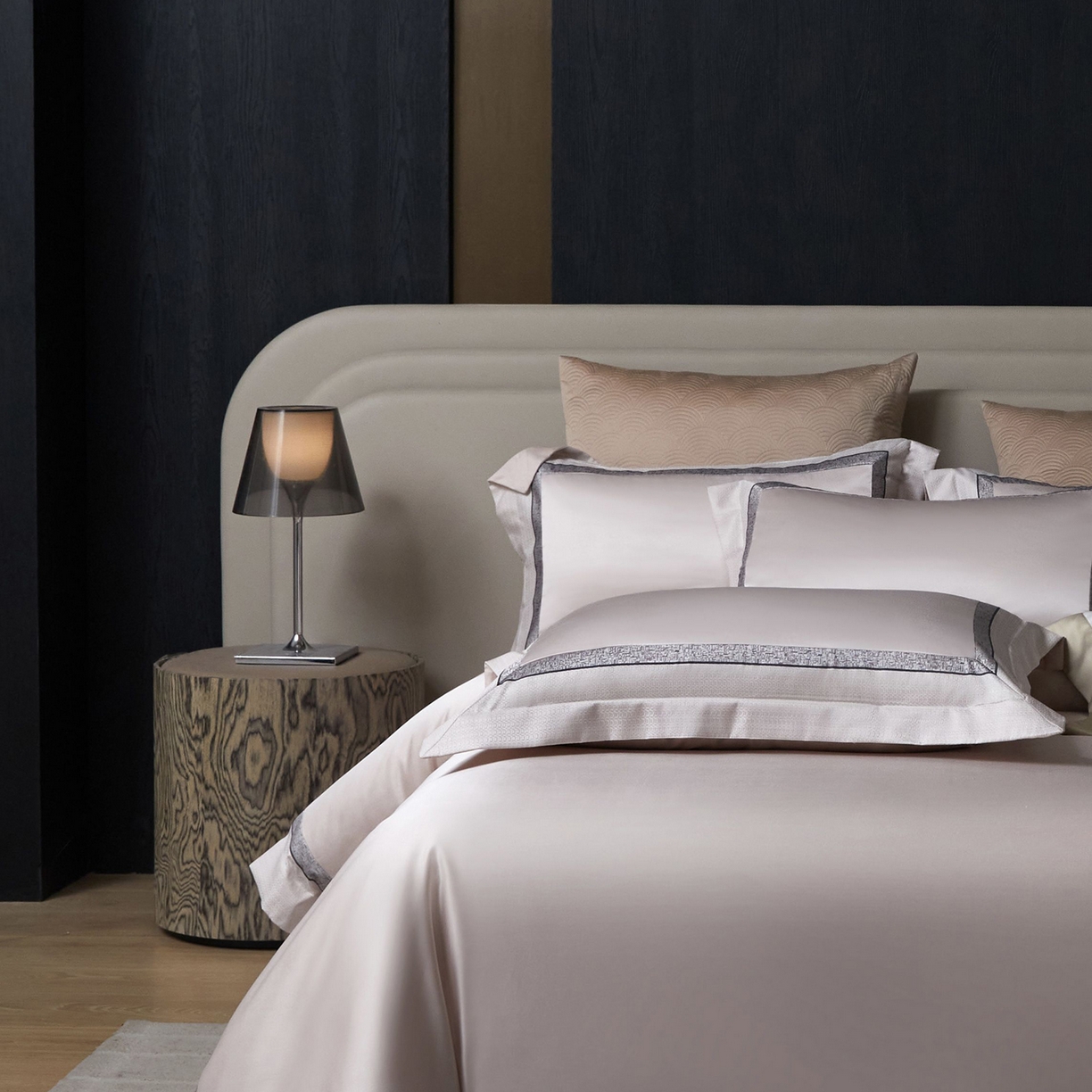 91家纺网 家纺一手货源 找家纺 JUICY 橘滋家纺 2025新款高定鎏金高精密拼角系列四件套 卢浮塔夫绸-灰泥粉