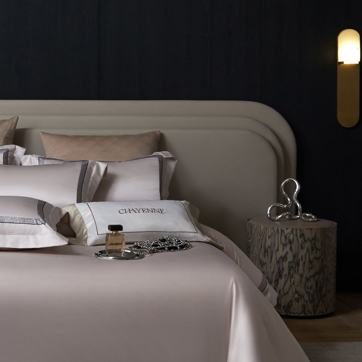 91家纺网 家纺一手货源 找家纺 JUICY 橘滋家纺 2025新款高定鎏金高精密拼角系列四件套 卢浮塔夫绸-灰泥粉