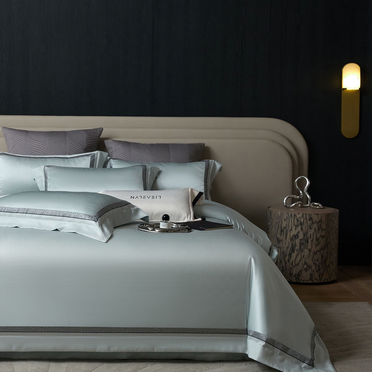 91家纺网 家纺一手货源 找家纺 JUICY 橘滋家纺 2025新款高定鎏金高精密拼角系列四件套 卢浮塔夫绸-天鹅绒蓝