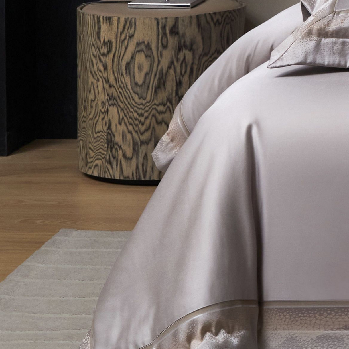 91家纺网 家纺一手货源 找家纺 JUICY 橘滋家纺 2025新款高定鎏金高精密拼角系列四件套 卢浮塔夫绸-绅士灰