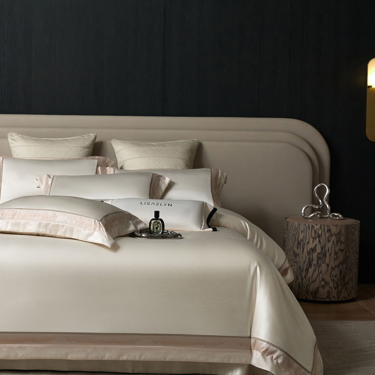 91家纺网 家纺一手货源 找家纺 JUICY 橘滋家纺 2025新款高定鎏金高精密拼角系列四件套 卢浮塔夫绸-羊脂白