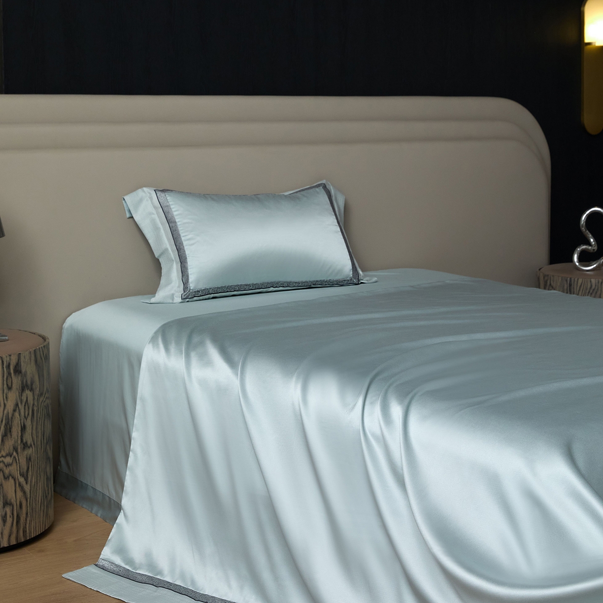 91家纺网 家纺一手货源 找家纺 JUICY 橘滋家纺 2025新款高定鎏金高精密拼角系列四件套 卢浮塔夫绸-天鹅绒蓝